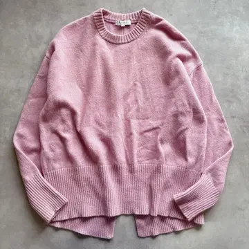 PLST 플라스테 울 캐시미어 블렌드 크루넥 백 슬릿 니트