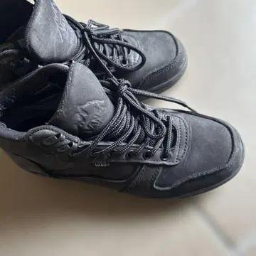 VANS 블랙 하이컷 스니커즈