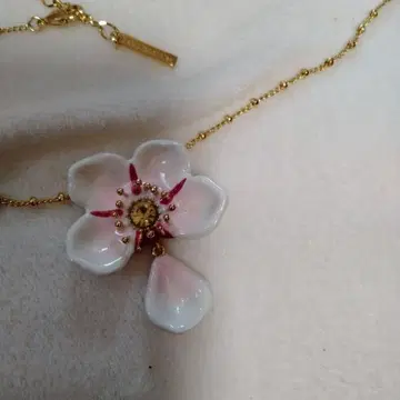 les nereides 꽃 디자인 목걸이 화이트 레드