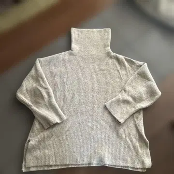 에코로 라이트 베이지 터틀넥 스웨터