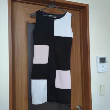 패치워크 디자인 슬리브리스 미니 원피스