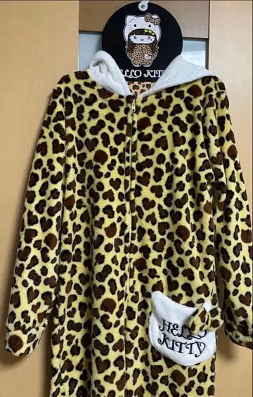 헬로키티 50th 한정판 레오파드 무늬 룸웨어 인형옷