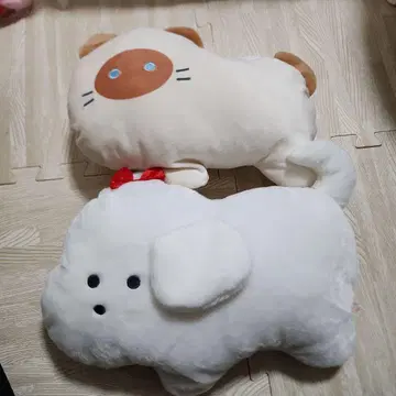 동그란 눈의 개와 고양이 봉제 인형 세트