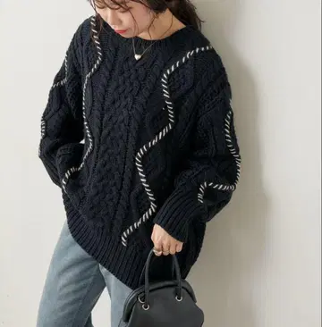 배색 라인 루즈핏 케이블 니트 내추럴 꾸뛰르