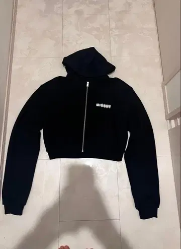 Boynextdoor 착용! MISBHV 블랙 크롭 후드티