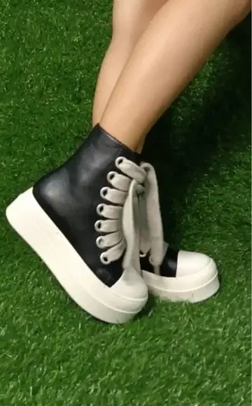 블랙과 화이트 하이컷 스니커즈