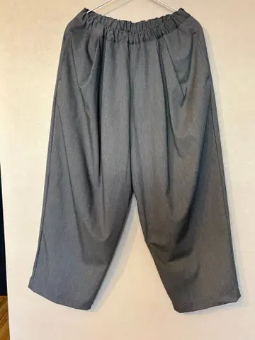 새상품급! her. 투 턱 와이드 팬츠 hug hug 그레이