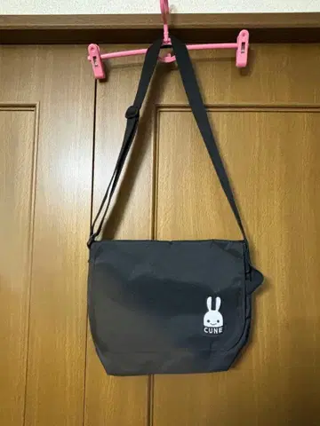 CUNE 숄더백 블랙