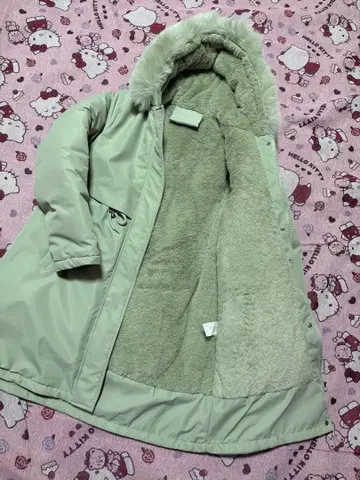 연한 그린 퍼 달린 모즈 코트