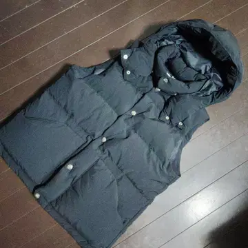 블랙 후드 부착 다운 베스트