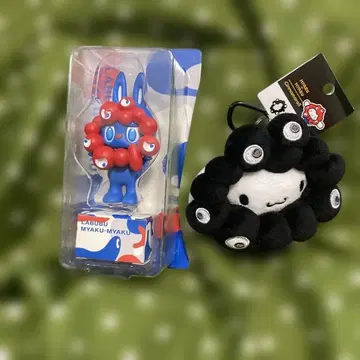 LABUBU MYAKU-MYAKU 피규어와 블랙 미야쿠미야쿠 시나몬 롤