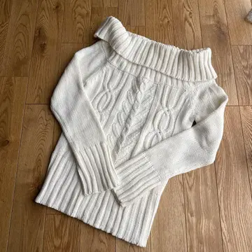 올리브 데 올리브 화이트 케이블 니트 오프숄더 스웨터