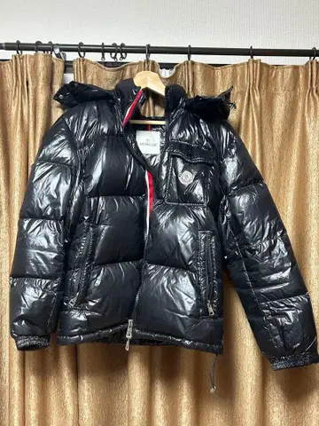 블랙 후드 부착 다운 자켓