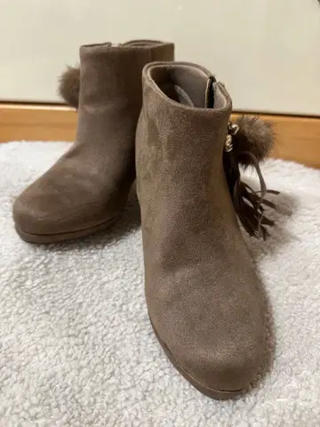 퍼 달린 브라운 스웨이드 부츠