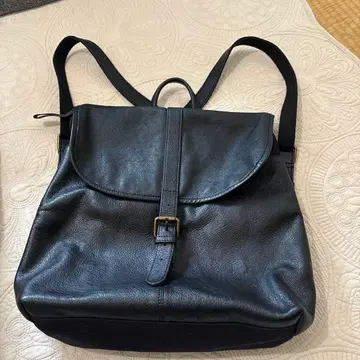 블랙 가죽 플랩 백팩