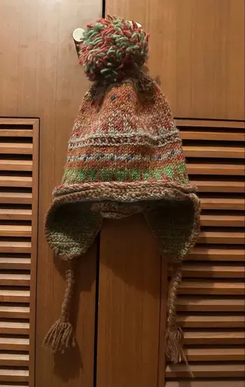 울 100% 폼폼 포함 니트 모자