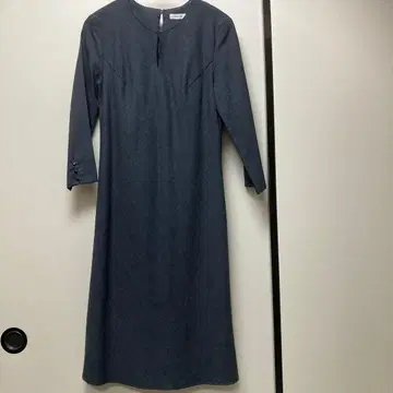 AQUA FITS 다크 그레이 긴팔 무릎 기장 원피스