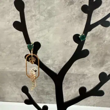 [ SWAROVSKI ] 스와로브스키/앵무새 x 리프 모티브 귀걸이