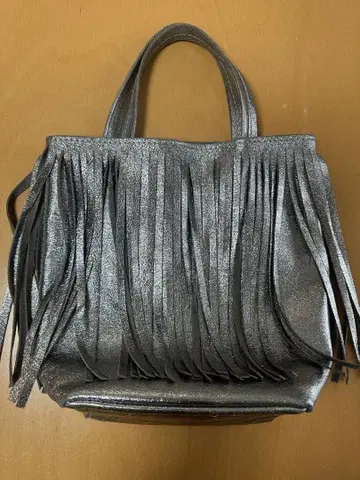 에트레토쿄 프린지 장식 실버 숄더백