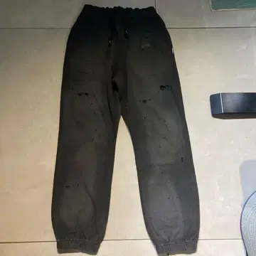 데미지 가공 블랙 조거 팬츠