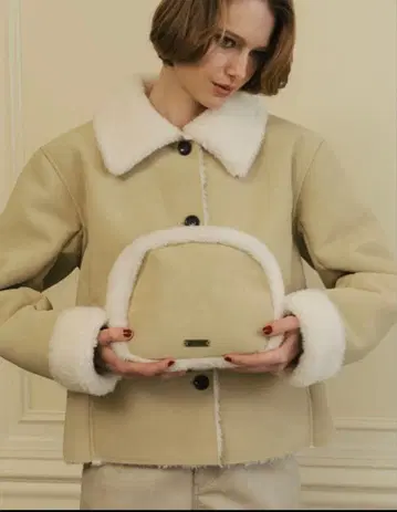 더 토 베이지 인조 모피 파우치