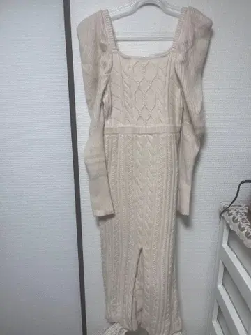 크림색 케이블 짜임 니트 롱 원피스