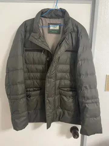 Crocodile 올리브 그린 다운 자켓