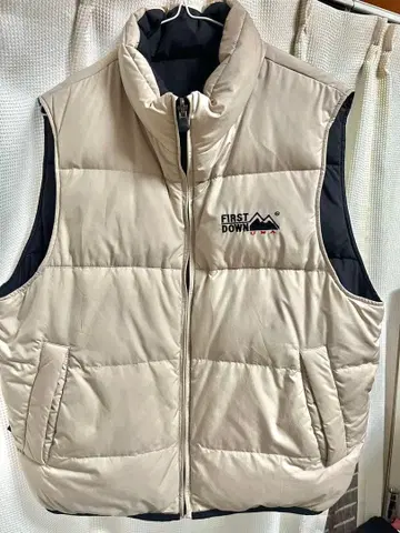 FIRST DOWN 리버서블 다운 베스트 베이지 블랙