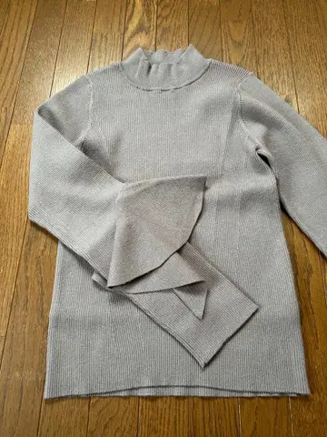 리브 소매 프릴 하이넥 스웨터