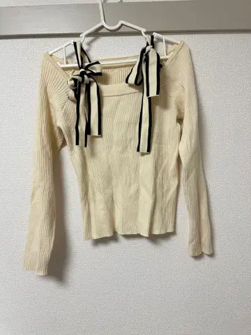 And Coture 배색 숄더 리본 니트 풀오버