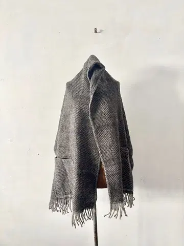 [ 미사용 ] LAPUAN KANKURIT 숄 위드 포켓 다크 그레이