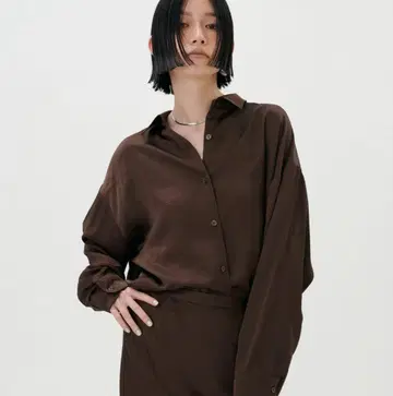 LARUTA 광택 드레이프감 돌먼 셔츠