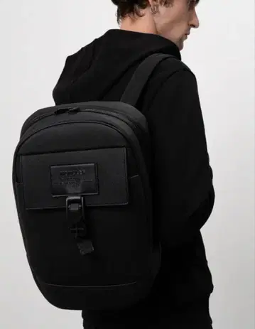 [택 포함 새상품] MONCLER 블랙 백팩