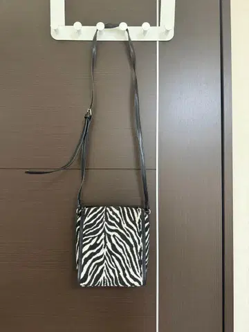 제브라 패턴 숄더백 NATORI