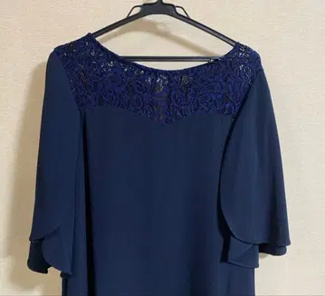 네이비 레이스 장식 플레어 소매 드레스 무릎 기장