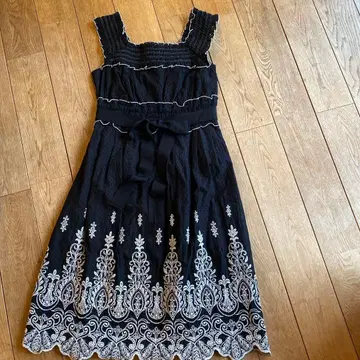 블랙 자수 장식 슬리브리스 원피스 fragile 플라지르