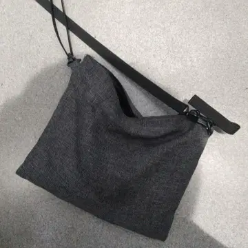 다크 그레이 패브릭 소재 사코슈