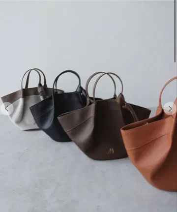 Aimeine 베셀 쉐이프 토트백 구매 전 댓글 부탁드립니다