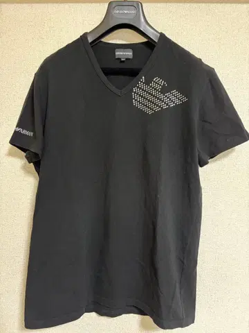 엠포리오 아르마니 블랙 V넥 티셔츠