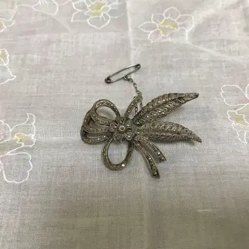 실버 리프 모티브 브로치