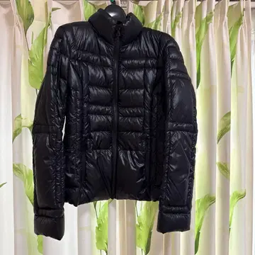 유니클로 프리미엄 다운 자켓 S 사이즈 블랙