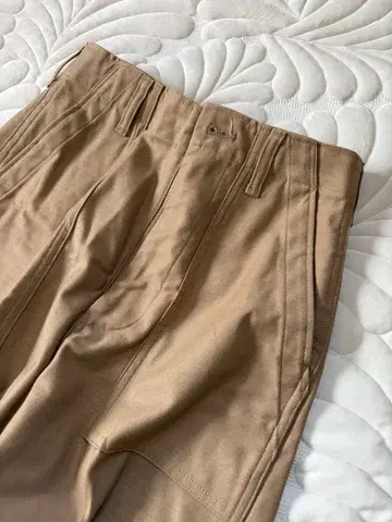 더 신즈네 베이지 치노 팬츠 PO