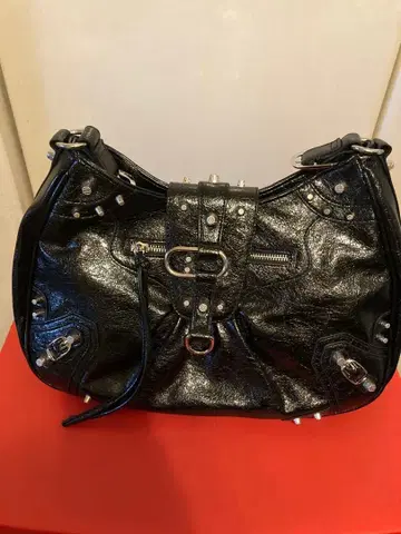 스터드 장식 블랙 숄더백