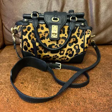 레오파드 무늬 핸드백 가죽과 패브릭