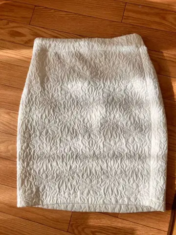 화이트 퀼팅 타이트 스커트 꽃무늬