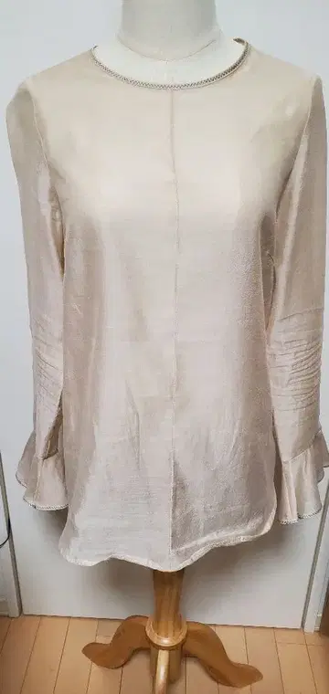 셀포드 베이지 프릴 소매 블라우스