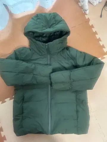 유니클로 후드 부착 다운 자켓 M 사이즈