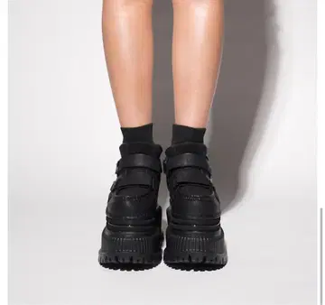 YELLO 블랙 하이컷 스니커즈풍 부츠