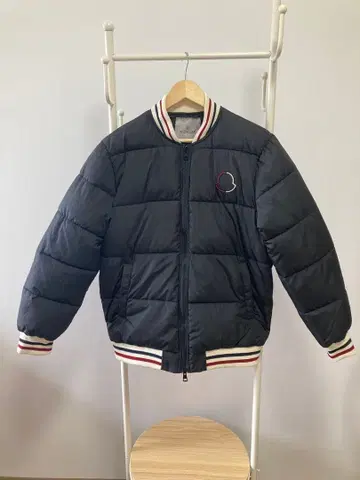 블랙 다운 자켓 M 사이즈 미사용 경량 보온성 지퍼식