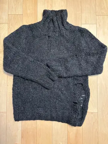 다크 그레이 하이넥 니트 스웨터